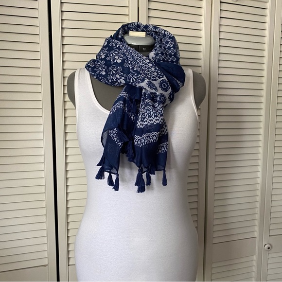 Patchwork Bandana print rayon tassel trimmed scarf - Picture 3 of 8